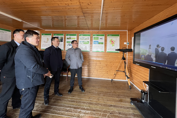 北冰院長在“守護好一江碧水”首倡地展陳館觀看《習近平總書記情系長江》紀錄片_副本.jpg